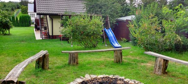 Ognisko na terenie domku letniskowego